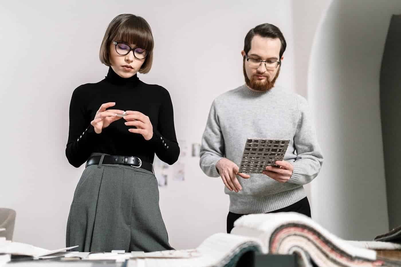 DISEÑADORES ASESORANDO